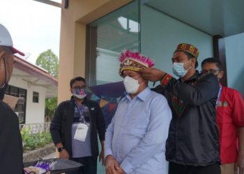 Tiba di Papua, Sekda Aceh Taqwallah Disambut dengan Topi Kehormatan