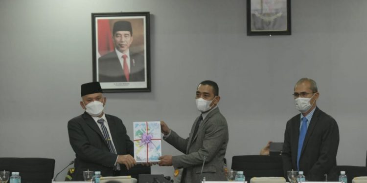 Sekda Kembali Serahkan Rancangan KUA-PPAS 2022 kepada Pimpinan DPRA