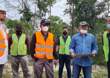 Asisten II Tinjau Proses Rehab Jaringan Irigasi Weih Tillis