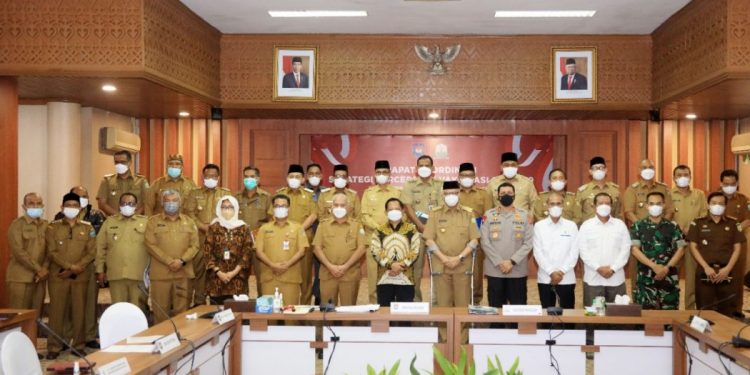 Mendagri Minta Kepala Daerah di Aceh Tangkal Hoaks Soal Vaksin