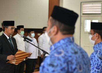 Asisten Administrasi Umum Sekda Aceh Lantik 26 Pejabat Administrator dan Pengawas
