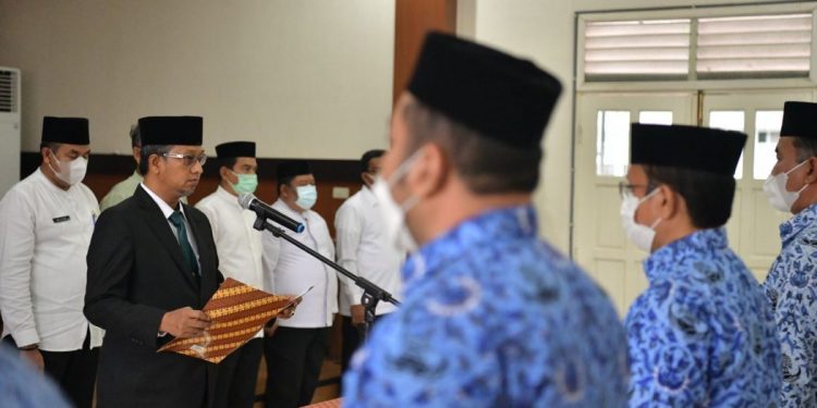 Asisten Administrasi Umum Sekda Aceh Lantik 26 Pejabat Administrator dan Pengawas