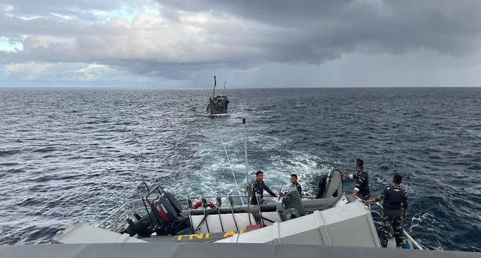 TNI AL Evaluasi Kapal Pengungsi Rohingya Di Perairan Aceh