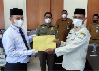 Kasatpol PP dan WH Aceh Menyerahkan 791 SK Tekon Tahun 2022