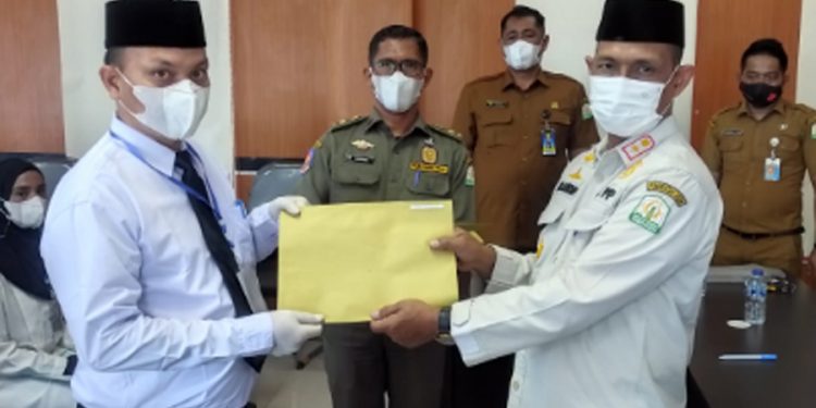 Kasatpol PP dan WH Aceh Menyerahkan 791 SK Tekon Tahun 2022