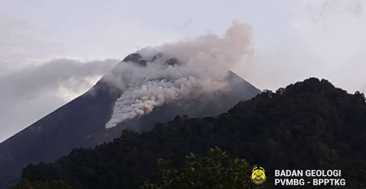 Status Siaga, Merapi Kembali Keluarkan Awan Panas