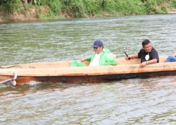 Kadisdik Arungi Sungai Kluet untuk Buka Pembelajaran Kelas Jauh di Aceh Selatan