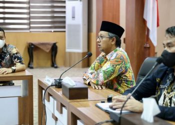 Sekda Kembali Serahkan SK Pensiun dan SK Kenaikan Pangkat ke ASN di seluruh Aceh