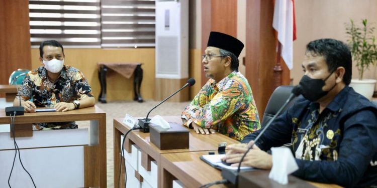 Sekda Kembali Serahkan SK Pensiun dan SK Kenaikan Pangkat ke ASN di seluruh Aceh