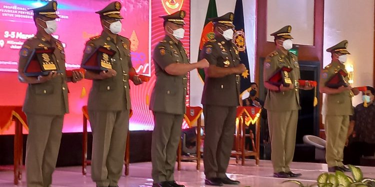 Kasatpol PP dan WH Aceh Terima Penghargaan Karya Bhakti Satpol PP Dari Menteri Dalam Negeri