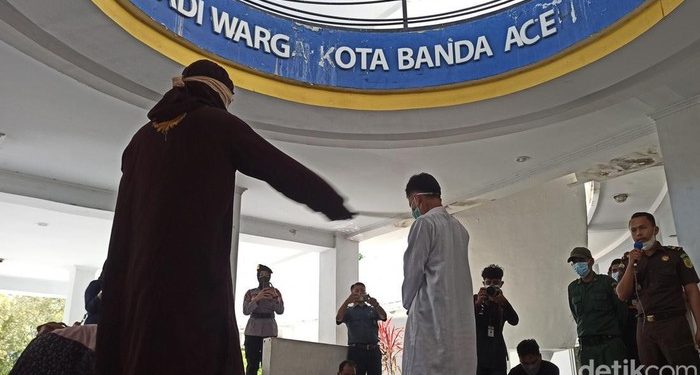 Mesum di Kosan, Sepasang Sejoli Dihukum Cambuk di Banda Aceh