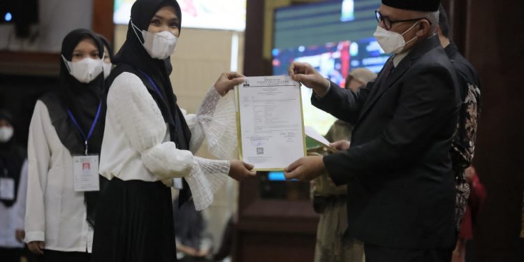 Sekda Serahkan 240 SK CPNS Formasi 2021