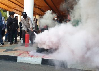Demo Kantor Gubernur Aceh Ricuh