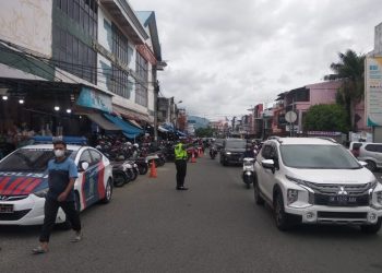 Hindari Macet, Petugas Gabungan Tutup Jalan untuk Kendaraan Roda Empat di Jalan Diponogoro Ujung