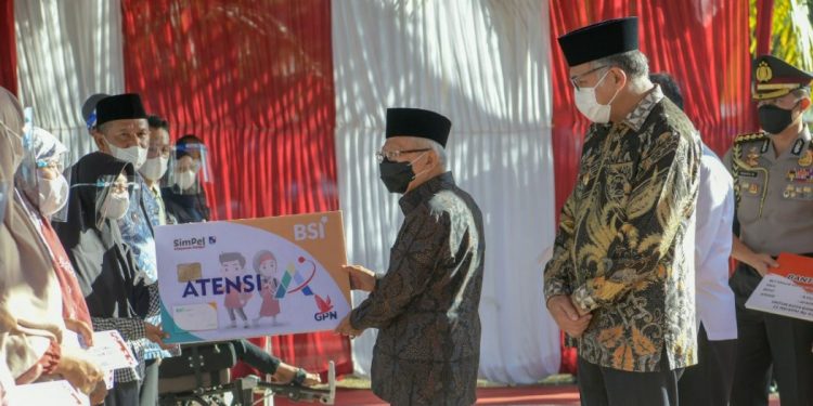 Wapres Serahkan Bansos untuk Warga Banda Aceh dan Aceh Besar