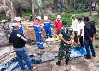 Polres Aceh Timur Kawal Kegiatan Penutupan Sumur Minyak Tradisional di Ranto Peureulak
