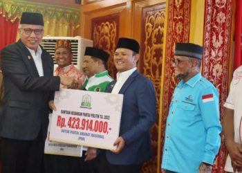 Gubernur  Serahkan Dana Hibah Sebesar Rp. 5.1 Miliar Kepada 15 Partai Politi Lokal dan Nasional