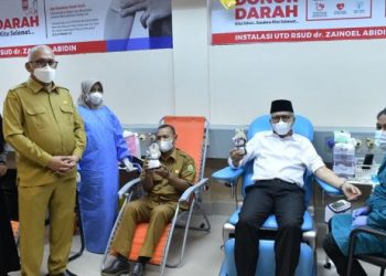 Gubernur Didampingi Sekda Aceh Donor Darah di RSUDZA
