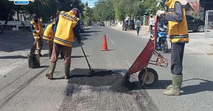 Dinas PUPR Kota Banda Aceh Melakukan Penanganan Jalan Berlubang