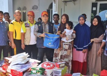 Pj Bupati Aceh Besar Serahkan Bantuan untuk Korban Kebakaran Blang Krueng dan Punie
