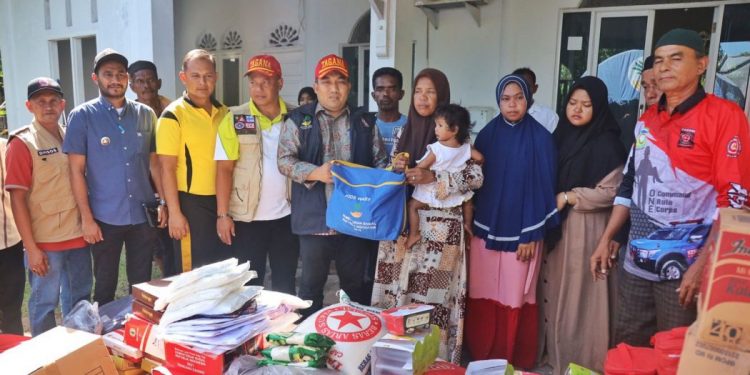 Pj Bupati Aceh Besar Serahkan Bantuan untuk Korban Kebakaran Blang Krueng dan Punie