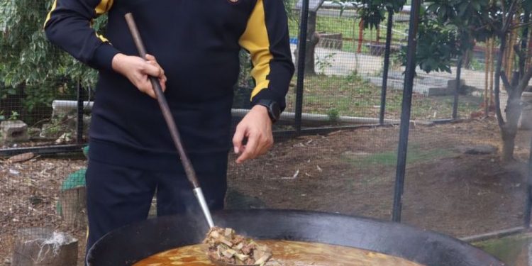 Kapolda Aceh Sempat Memasak Kuah Beulangong Saat Keliling Mako Polda Aceh