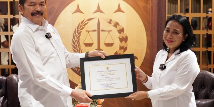 Jaksa Agung Menerima Penghargaan Atas Pemberian Akses Perempuan dan Anak Dalam Penegakan Hukum