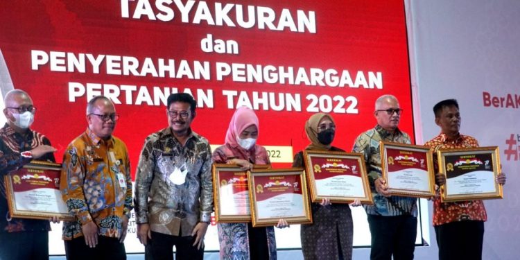 Sukses Kawal Vaksinasi PMK, Pj Gubernur Aceh Terima Penghargaan dari Kementan
