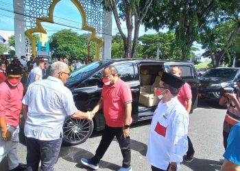 Pupuk Nasionalisme, John Wempi Wetipo Serahkan Bendera Merah Putih kepada Masyarakat Aceh