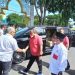 Pupuk Nasionalisme, John Wempi Wetipo Serahkan Bendera Merah Putih kepada Masyarakat Aceh
