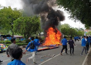 Demo Tolak BBM Subsidi Ricuh, Polisi di Hujani Lemparan Batu