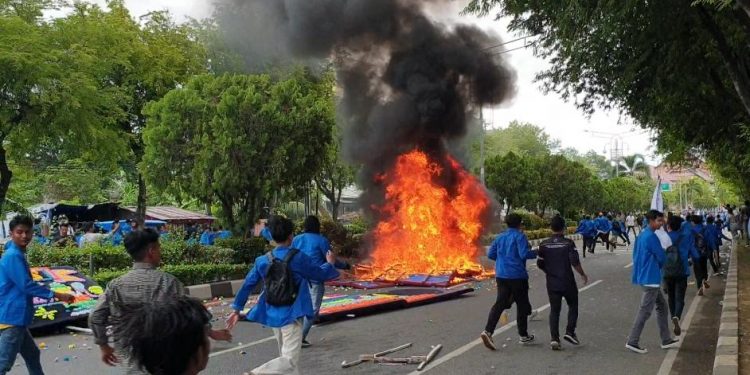 Demo Tolak BBM Subsidi Ricuh, Polisi di Hujani Lemparan Batu