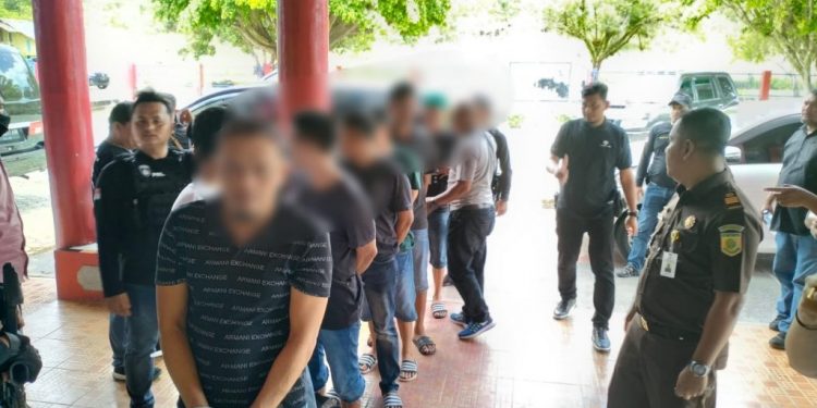Tersangka dan Barang Bukti Kasus Pembunuhan Warga Indrapuri ke JPU