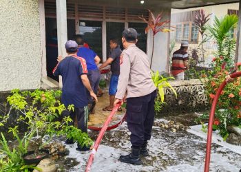 Rumah Warga di Bakongan Terbakar, Polisi Bergerak Cepat Beri Bantuan