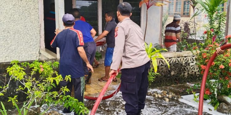 Rumah Warga di Bakongan Terbakar, Polisi Bergerak Cepat Beri Bantuan