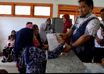 Pj Bupati Aceh Besar Serahkan Bantuan Langsung Tunai untuk Masyarakat Aceh Besar