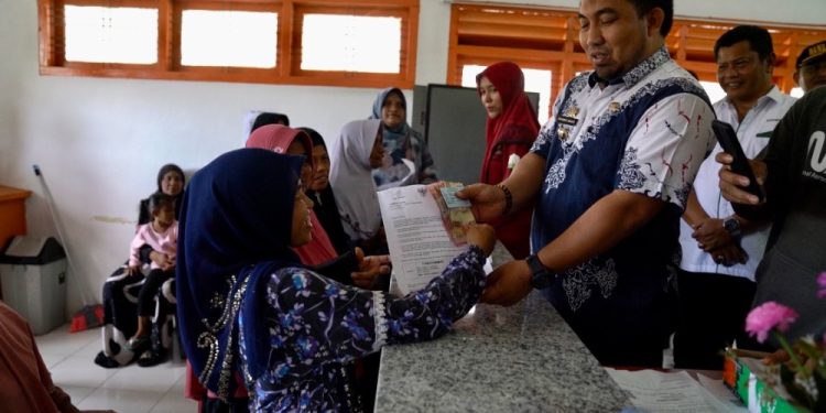 Pj Bupati Aceh Besar Serahkan Bantuan Langsung Tunai untuk Masyarakat Aceh Besar