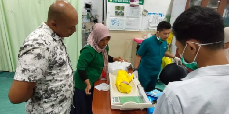 Warga Lam Ara Temukan Bayi Di Depan Rumah Kadus