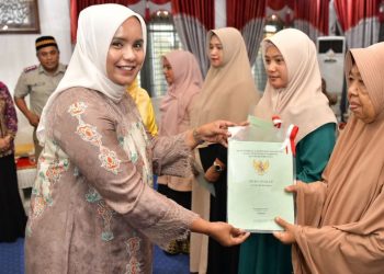 Mellani Serahkan Sertifikat Tanah Bagi Pengrajin Binaan Dekranasda Kabupaten Pidie