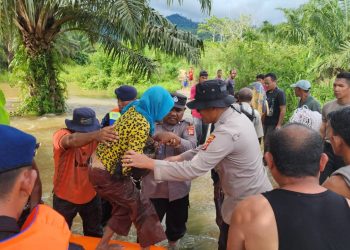 Kapolres Aceh Selatan Turun Langsung Evakuasi Korban Banjir