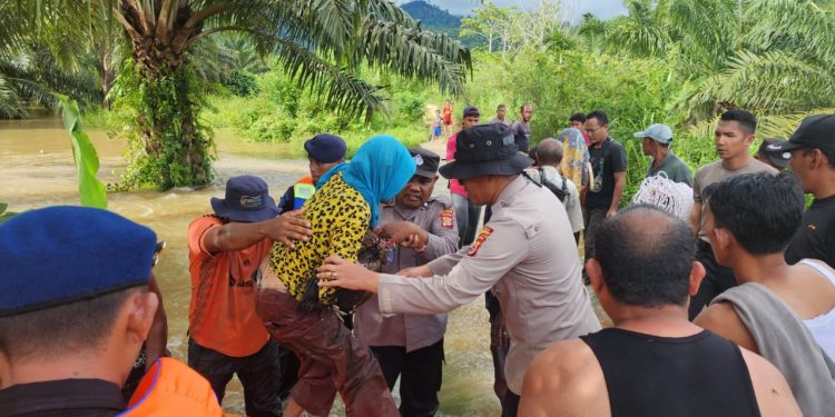 Kapolres Aceh Selatan Turun Langsung Evakuasi Korban Banjir