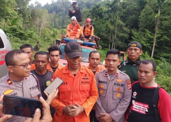 Polisi Evakuasi Warga Aceh Jaya Yang Tertimpa Longsor