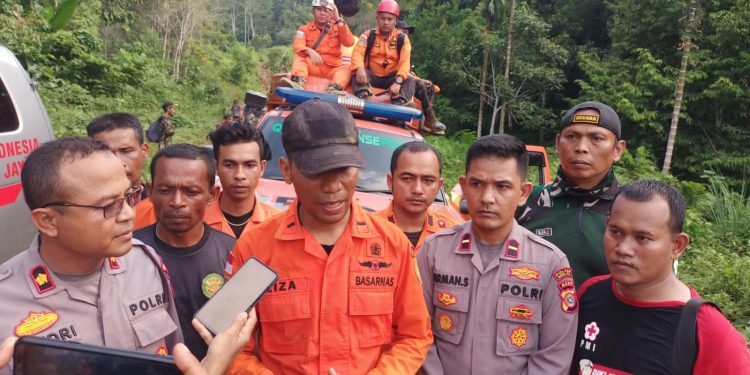 Polisi Evakuasi Warga Aceh Jaya Yang Tertimpa Longsor