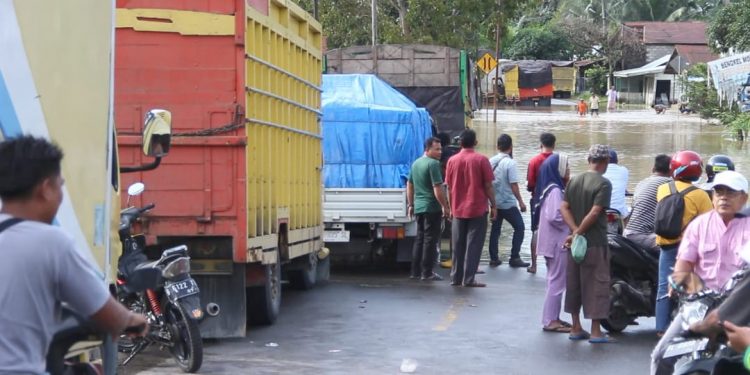 Banjir di Aceh Tamiang, Jalur Transportasi Banda Aceh – Medan Lumpuh