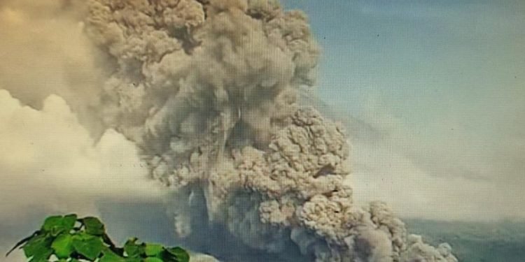 Gunung Api Semeru kembali muntahkan Awan Panas Guguran