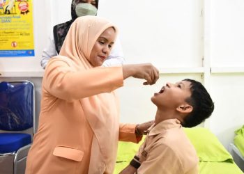 Mellani Teteskan Vaksin Polio ke Pelajar SD di Banda Aceh