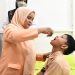 Mellani Teteskan Vaksin Polio ke Pelajar SD di Banda Aceh