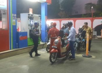 Sejumlah SPBU di Banda Aceh Dikawal Ketat Oleh Polisi