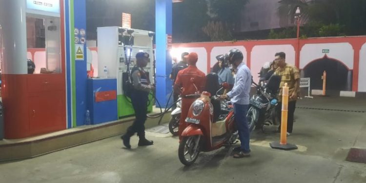 Sejumlah SPBU di Banda Aceh Dikawal Ketat Oleh Polisi