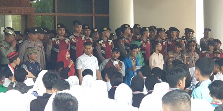 Aksi Demo Tandingan Disdik: DPRA tak Berpendidikan, Bikin Gaduh, dan hanya Bisa Buat Hoax
